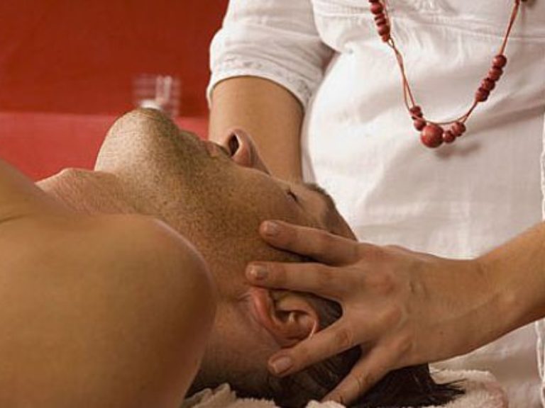 Kopfmassage- Mann im Wellnesshotel Kopfmassage-Mann im Wellnesshotel