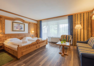 doppelzimmer-de-luxe-wellnesshotel-schoenruh-seefeld-tirol-innenaufnahmen-1422-dj
