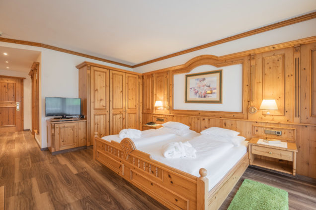 doppelzimmer-de-luxe-wellnesshotel-schoenruh-seefeld-tirol-innenaufnahmen-1434-dj