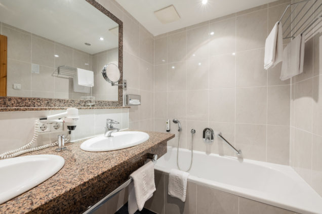 doppelzimmer-de-luxe-wellnesshotel-schoenruh-seefeld-tirol-innenaufnahmen-1458-dj