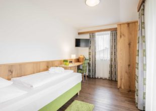 einzelzimmer-classic-balkon-wellnesshotel-schoenruh-seefeld-tirol-innenaufnahmen-1822-dj