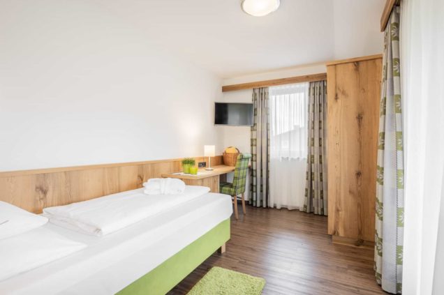 einzelzimmer-classic-balkon-wellnesshotel-schoenruh-seefeld-tirol-innenaufnahmen-1822-dj