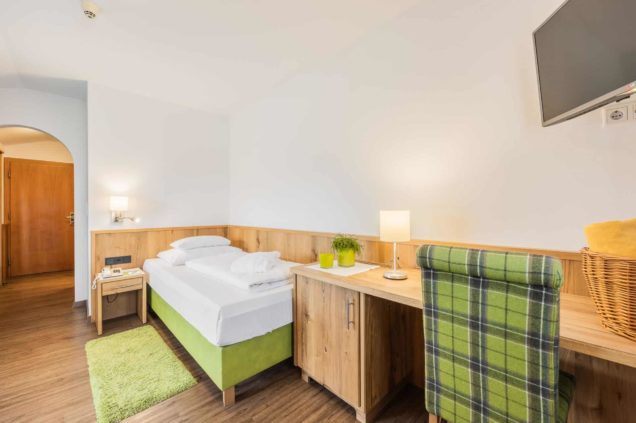 einzelzimmer-classic-balkon-wellnesshotel-schoenruh-seefeld-tirol-innenaufnahmen-1830-dj