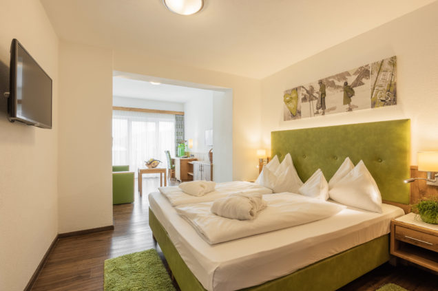doppelzimmer-tirol-balkon-wellnesshotel-schoenruh-seefeld-tirol-innenaufnahmen-1646-dj