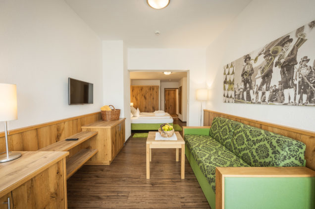 doppelzimmer-tirol-balkon-wellnesshotel-schoenruh-seefeld-tirol-innenaufnahmen-1670-dj