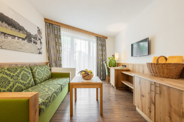 doppelzimmer-tirol-balkon-wellnesshotel-schoenruh-seefeld-tirol-innenaufnahmen-1798-dj