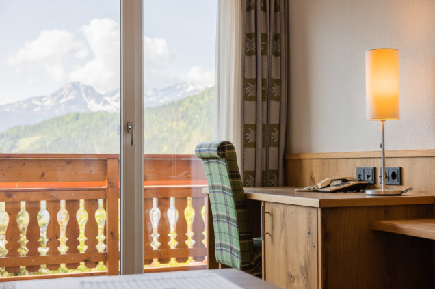 doppelzimmer-tirol-balkon-wellnesshotel-schoenruh-seefeld-tirol-innenaufnahmen-2955-dj