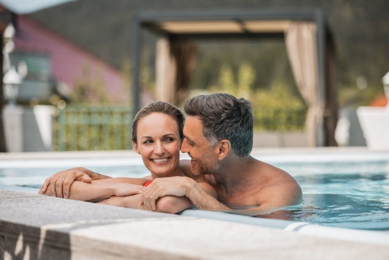 aussenpool-romantisch-urlaub-wellnesshotel-schoenruh-0161-dj