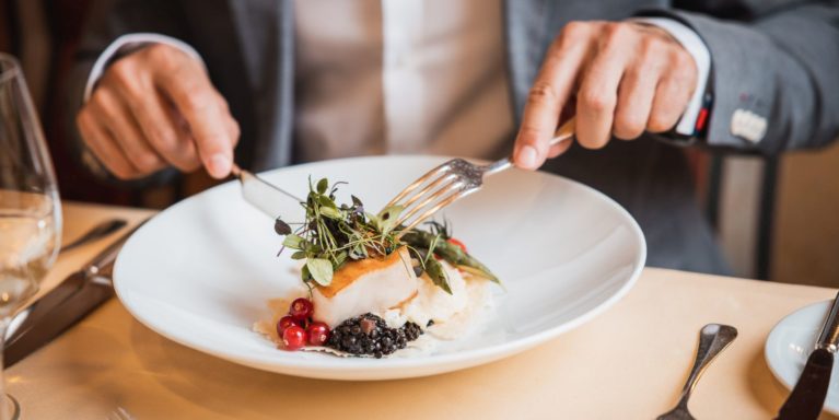 fisch-abendessen-wellnesshotel-schoenruh-0528-dj