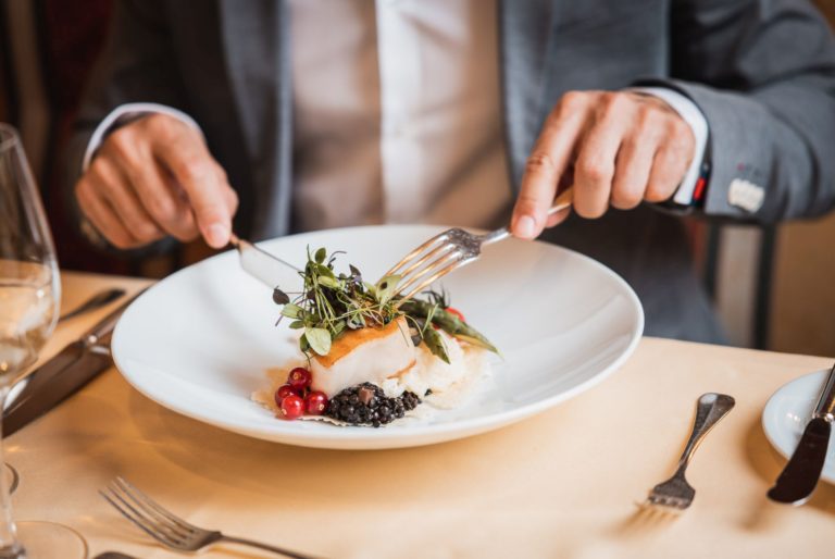 fisch-abendessen-wellnesshotel-schoenruh-0528-dj