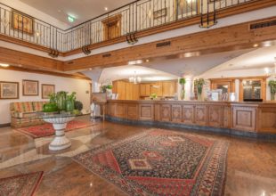 lobby-hotel-seefeld-wellnesshotel-schoenruh-7448-dj