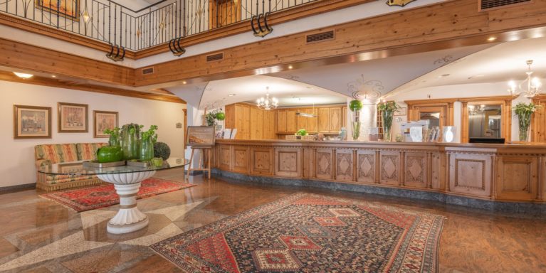 lobby-hotel-seefeld-wellnesshotel-schoenruh-7448-dj