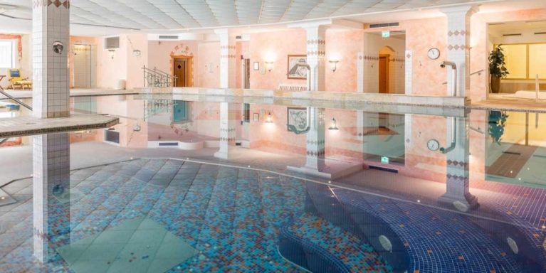 schwimmbad-pool-wellnesshotel-schoenruh-seefeld-tirol