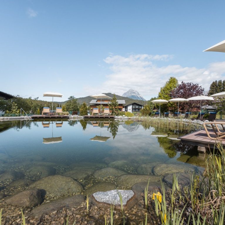 sonnenliegen-badeteich-wellnesshotel-schoenruh-seefeld-7008-dj