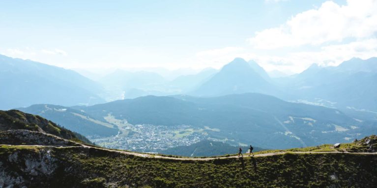 Wanderer auf dem Weg auf die Seefelder Spitze - Blick auf die Region Seefeld