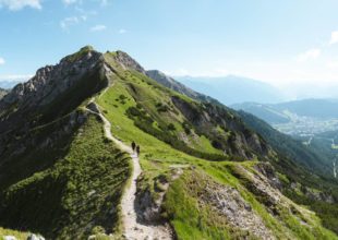 Wanderer auf dem Weg auf die Seefelder Spitze - Blick ins Karwendelgebirge und die Region Seefeld - Panoramabild