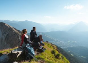 Wanderer auf Sonnenbank auf der Seefelder Spitze - Blick auf die Region Seefeld (1)
