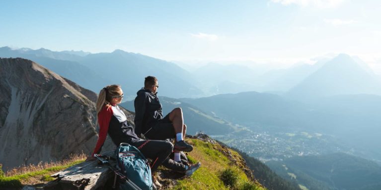 Wanderer auf Sonnenbank auf der Seefelder Spitze - Blick auf die Region Seefeld (1)